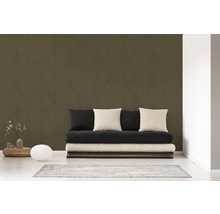 Wohnzimmer mit dunkelbrauner Tapete, Sofa mit Kissen und Teppich