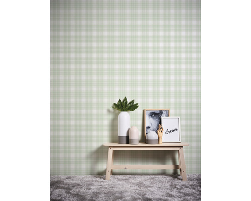 Zimmer mit karierter Tapete, Dekoration und Teppich