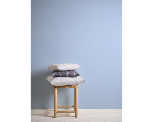 Stapel von drei Kissen auf einem Hocker