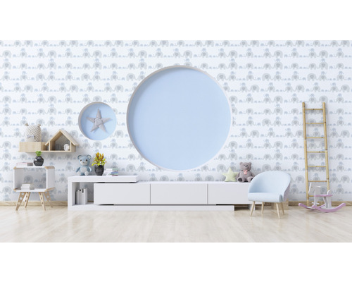 Kinderzimmer mit Elefantentapete, runder Wanddekoration und Möbeln