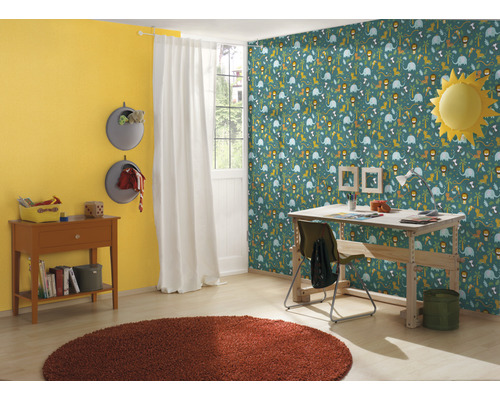 Kinderzimmer mit Tiermuster-Tapete, Schreibtisch und Teppich