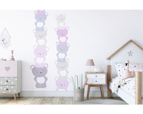 Kinderzimmer mit Wandtattoos von gestapelten Teddybären, Kommode und Bett