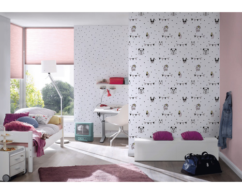 Kinderzimmer mit Bett, Schreibtisch und Tapete mit Tiermotiven