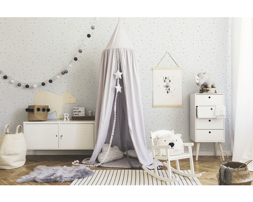 Kinderzimmer mit Himmelbett, Spielzeug und Möbeln in hellem Design