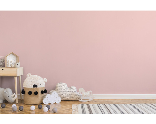 Kinderzimmer mit Nachttisch, Spielzeug und Teppich