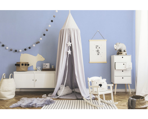 Kinderzimmer mit Himmelbett, Kommode und Spielzeug