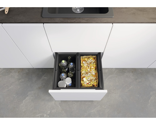 Offener Küchenschrank mit Mülltrennsystem für Wertstoffe und Bioabfall