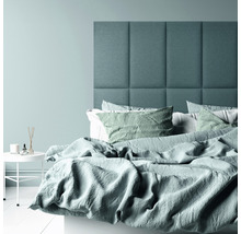 Schlafzimmer mit gepolstertem Kopfteil, Bettwäsche und Nachttisch