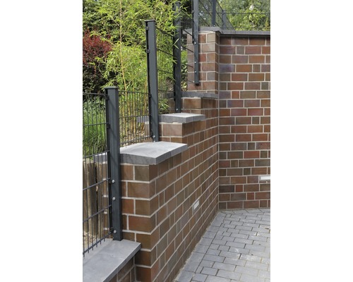 Gartenzaun aus Metall mit Mauerstufen