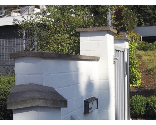 Gemauerter Gartenzaun mit Betonabdeckung und Metalltor