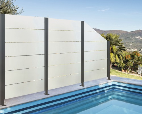 Sichtschutzzaun aus Aluminium neben einem Swimmingpool