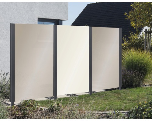 Sichtschutzzaun aus Aluminium und Verbundmaterial im Garten