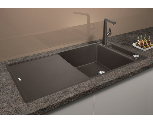 Spüle mit Abtropffläche und Armatur auf einer Arbeitsplatte