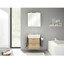 Modernes Badezimmer mit Waschtischunterschrank, Spiegelschrank und Badewanne