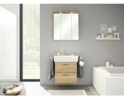 Modernes Badezimmer mit Waschtischunterschrank, Spiegelschrank und Badewanne