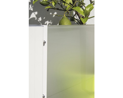 Detailansicht eines weißen Outdoor-Schranks mit einer Pflanze darauf