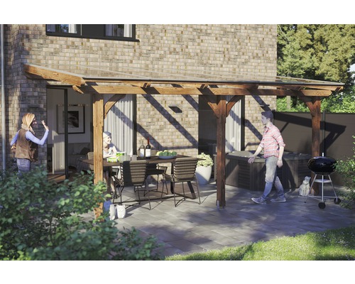 Terrassenüberdachung SKAN HOLZ Rimini 541x250 cm nußbaum Szene mit Holzterrasse, Gartentisch, Grill und Whirlpool im Garten
