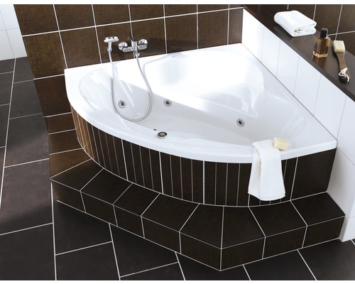 Eckbadewanne im Badezimmer mit Fliesen