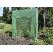 Kleines Gewächshaus mit Folie im Garten