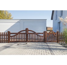 Holztor vor einem Wohnhaus und einer Garage