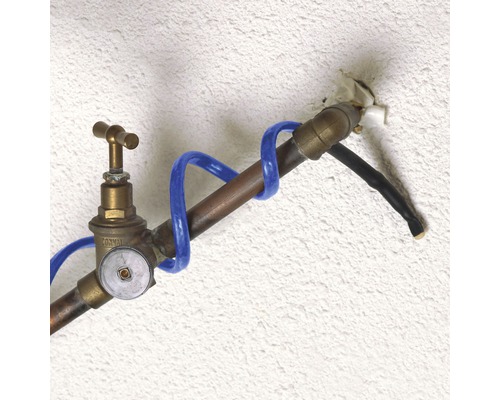 Wasserhahn mit Heizkabel an Rohrleitung
