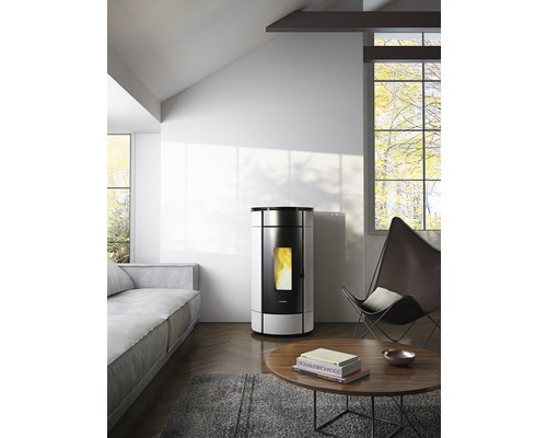 Wohnzimmer mit Pelletofen, Couch und Sessel