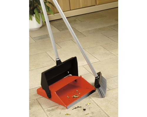 Kehrgarnitur mit Kehrblech und Besen auf Fliesenboden