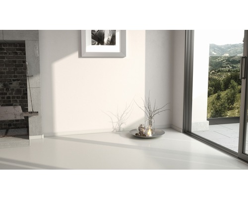 Heller Raum mit Kamin, Dekoration und Fenster zur Landschaft