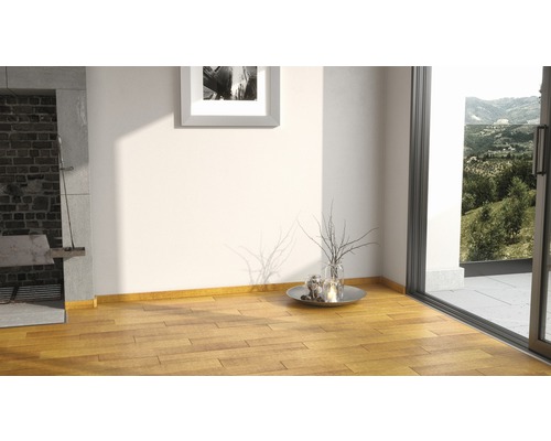 Heller Raum mit Holzboden, Kamin und Terrassentür zum Garten