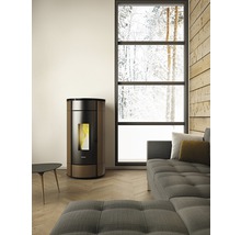Wohnraum mit Pelletofen, Sofa und großem Fenster mit Winterlandschaft