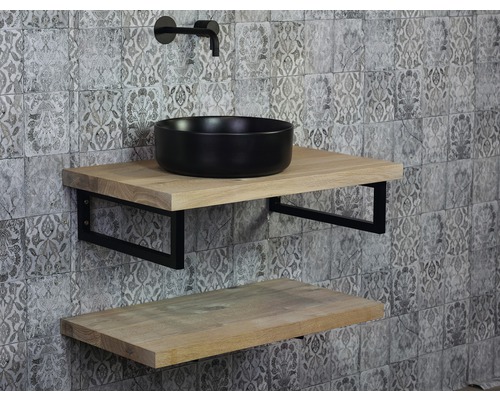 Badezimmer mit Waschbecken, Holzregal und gemusterter Fliesenwand