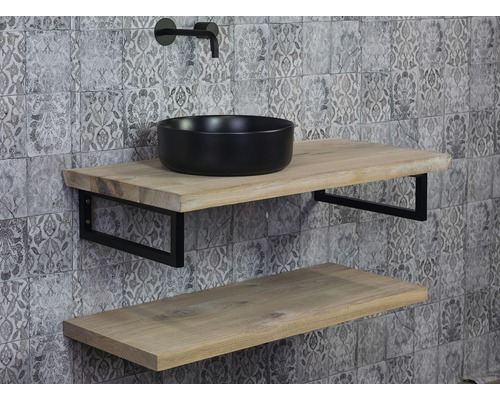 Badezimmer mit Waschtisch, Aufsatzwaschbecken und zwei Holzregalen