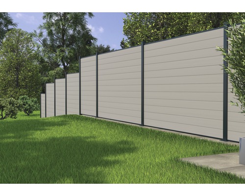 Gartenzaun aus Kunststoff mit Metalleinfassung im Außenbereich
