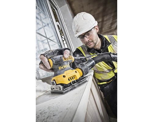 Handwerker schleift Fensterrahmen mit einem DeWalt Schwingschleifer