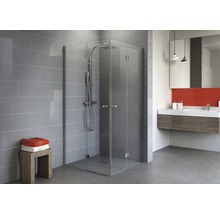 Badezimmer mit Duschkabine, Waschbecken und Hocker mit Handtüchern