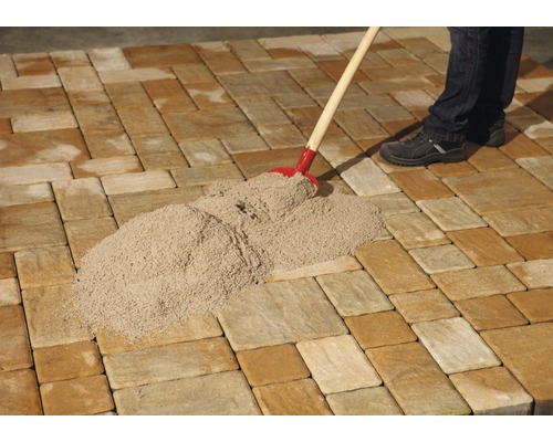 Verfugen von Pflastersteinen mit Fugensand