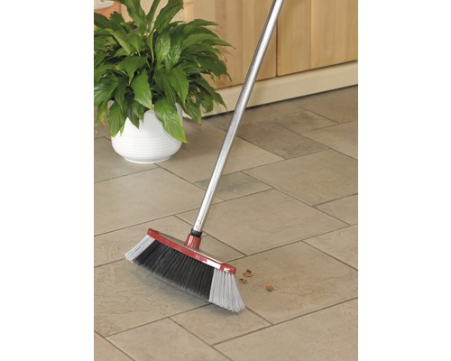 Besen mit Metallstiel zum Reinigen von Böden