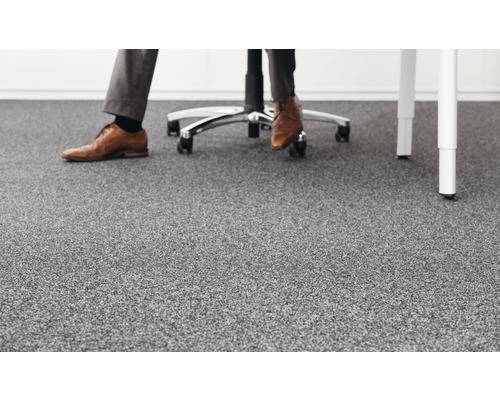 Detailansicht eines grauen Teppichbodens im Büro mit Bürostuhl und Schreibtisch