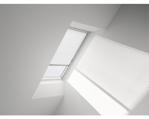 VELUX Jalousette weiß manuell PAL C02 7001S Dachfenster mit geschlossenem Plissee in einem hellen Raum