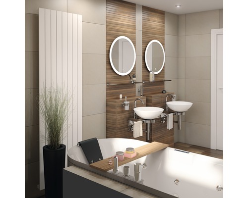 Modernes Badezimmer mit freistehender Badewanne, Waschtischen und Heizkörper