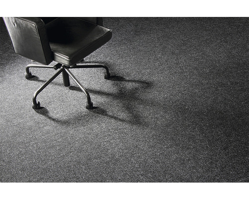 Bürostuhl auf einem grauen Teppichboden