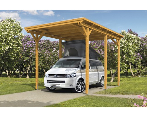 Holzcarport mit Auto im Garten