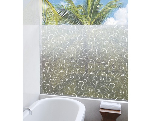 Badezimmerfenster mit dekorativer Fensterfolie mit Pflanzenmuster.