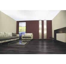 Wohnzimmer mit Sofa, Sessel, Couchtisch und dunklem Holzboden