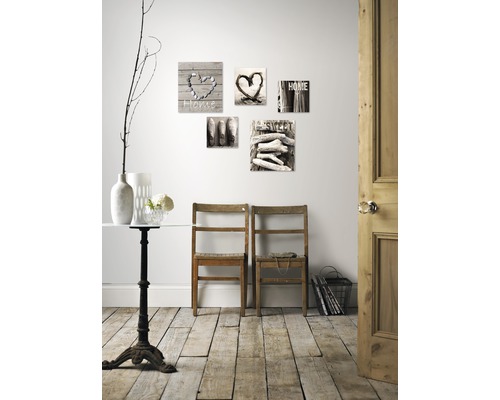 Wohnraum mit Wandbildern, Holzboden und Dekoration