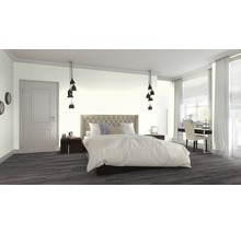 Schlafzimmer mit Doppelbett, Nachttischen, Schreibtisch und Pendelleuchten