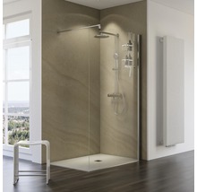 Begehbare Dusche mit Duschkopf, Brausestange, Duschablage und Heizkörper in einem hellen Badezimmer.