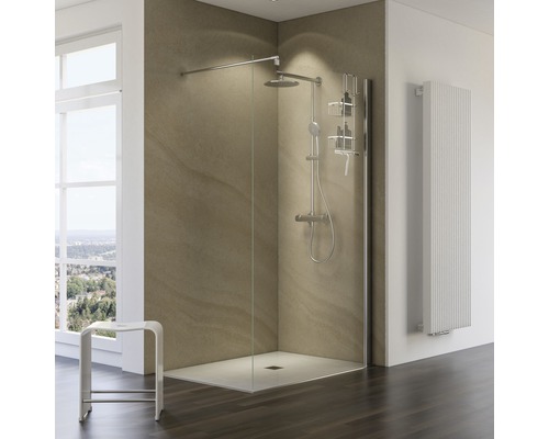 Begehbare Dusche mit Duschkopf, Brausestange, Duschablage und Heizkörper in einem hellen Badezimmer.