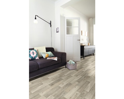 Wohnzimmer mit Sofa, Lampe und hellem Holzboden