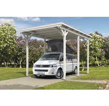 Freistehender Holzcarport mit Auto auf gepflastertem Untergrund vor Bäumen